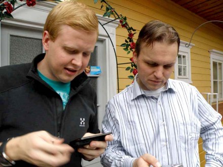 Tekniken är viktig för en bloggare! Mårten och Mats med sina telefoner.