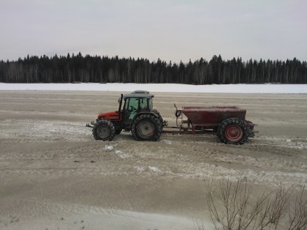 Kalkning på snötäckta fält för att påskynda snösmältningen.