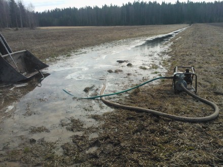 En stockad trumma spolades upp med hjälp av pumpen. Antagligen var det sorkar som byggt  damm eller bo i röret under vintern.