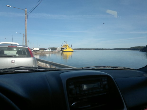 En vacker förmiddag att sitta i färjkön