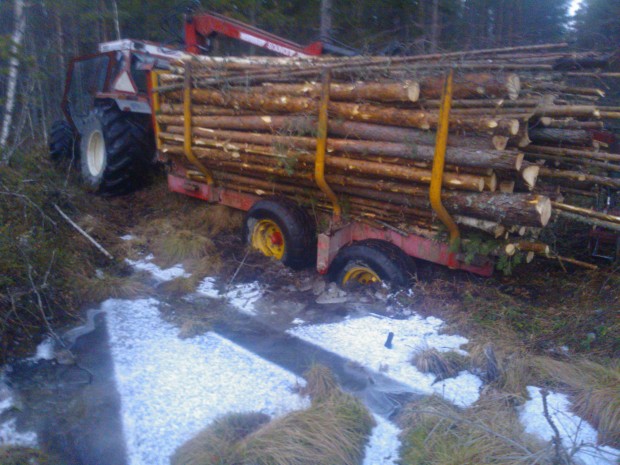 Traktorn hann jag få över men farten var för låg för att jag skulle få över släpvagnen innan den sjönk dit.