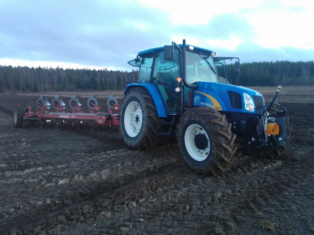 Betydligt roligare än att skruva med dammiga fläktar är det at plöja med nyförvärvet. Så här långt har vi kommit riktigt bra sams New Holland och jag. Hon är riktigt dragvillig dessutom :)