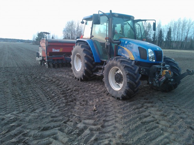 Eftersom Samen står i verkstaden i väntan på reservdelar testade jag att så med New Holland.