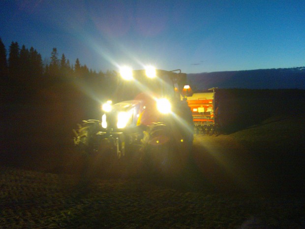 Tack vare bra belysning på den nyaste traktorn är det inga problem att dra ut på dagen lite :)