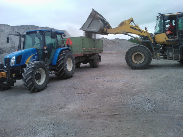 Transport av grus kunde tack vare den i den närbelägna skogsbacken nyöppnade krossen ske med egna fordon, fick på så vis också testa dragviljan i nyförvärvet :)