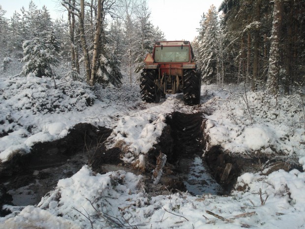 En fem centimeter tjock is på diken och pölar är inte tillräckligt för att bära tomma traktorn men det utlovade kalla vädret de närmaste dagarna kanske fixar lite bättre bärighet.