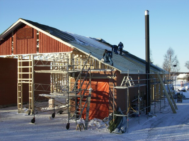 Snart har vi åter tak över huvudet på en del av byggnaden :)