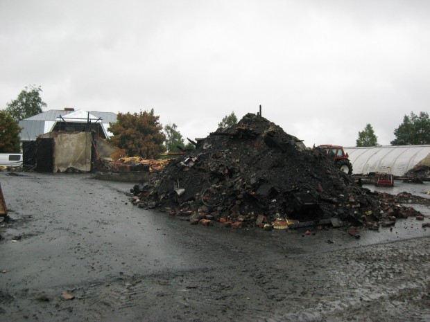 Det blev åtskilliga ton osorterbara brandrester att transportera bort.