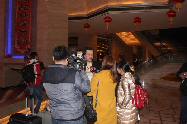 Genast vid ankomsten till hotellet intervjuades "skidåkaren" av kinesiska televisionen :) (Foto Fredrik Grannas)