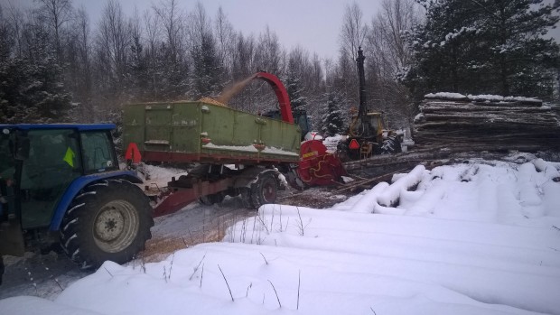 Sista fjolårsflisveden tuggades i går onsdag så nu är upplaget tomt och ropar efter ny flisved.