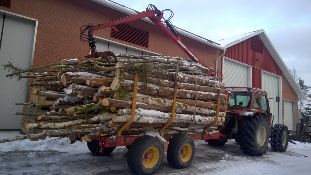 Skogskipaget och ett lass flisved.