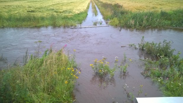 15.08.2016. Här är det svårt att avgöra om brolocket är kvar eller inte då stövelskaften var för korta för att lämna traktorhytten. Iddes därför inte pröva att köra över :)