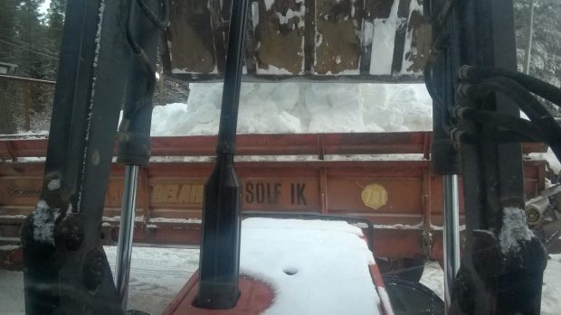 12.11.2016 Lastning av snö på dyngvagn för spridning i skidspåret.